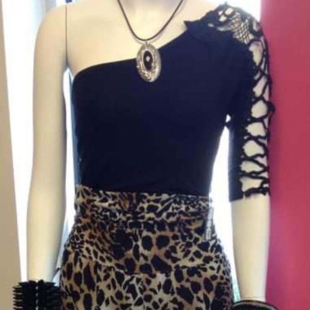 One shoulder top